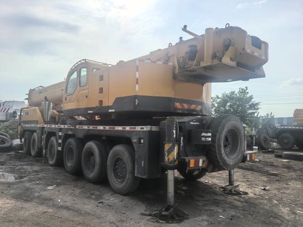 2013 XCMG grúa usada, el XCT100, tiene un boom de 64 metros, un jib de 18 metros, un contrapeso de 31 toneladas, 3540 horas de operación, y 26.369 Km de kilometraje.