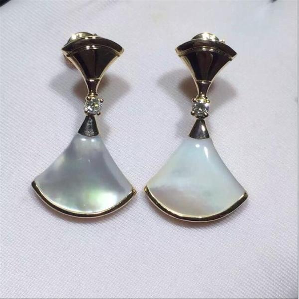 DIVAS'DREAM earrings in 18 kt pink gold with mother of pearl and diamonds