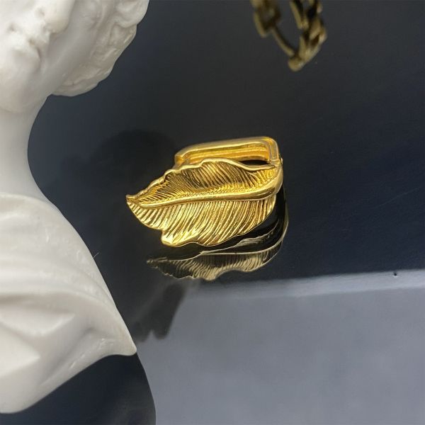 Los elegantes pequeños pendientes de plumeria de oro