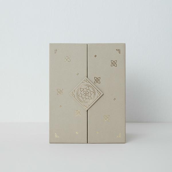 Boîte cadeau en carton carré de bijoux en papier rose avec tiroir et estampage en feuille d'or personnalisé