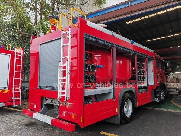 Camion de pompier à poudre sèche Sinotruk HOWO 4 tonnes, camion-citerne de pompiers 4X4