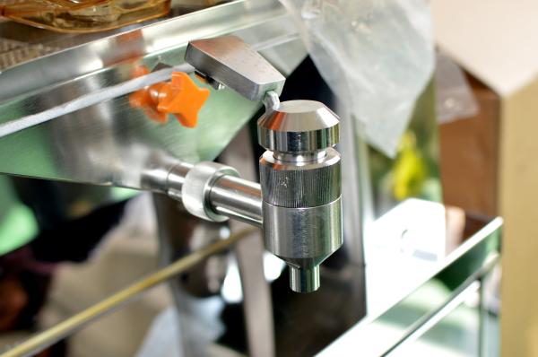 Elegant Shape Pomegranate Juice Machine Stainless Steel Metal Casing Auto Feeder