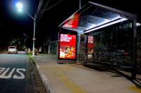 65 signage digital Samsung lcd do totem exterior original da polegada 2500Nits para a estação de ônibus