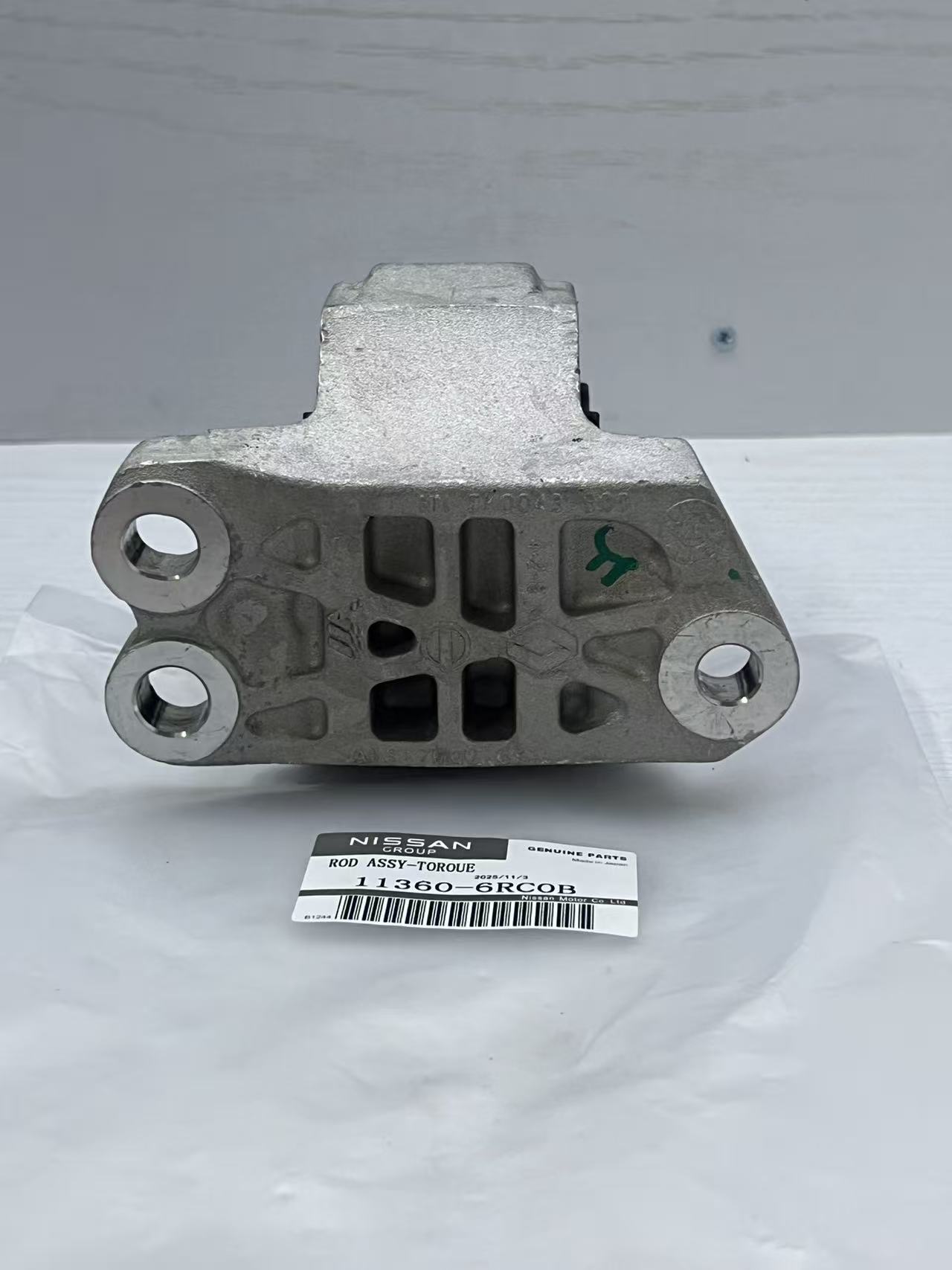 Nissan engine mount rubber 11360-6RC0B automotive part designed to secure engine position and reduce vibration effectively