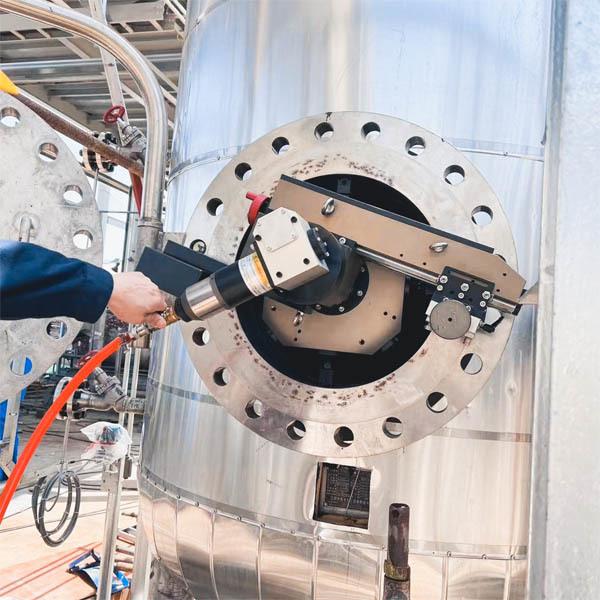 Máquina portátil para refrentado de bridas con montaje en diámetro interior de 26 pulgadas, diseñada con precisión