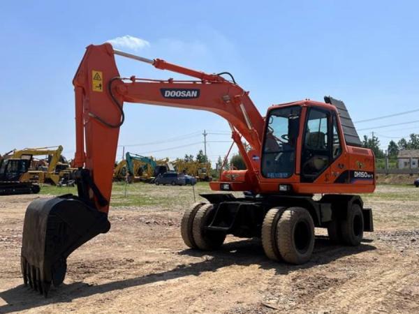 Excavatrice hydraulique à roues sur terrain utilisée Doosan DH150W 12Tonne