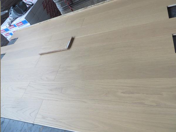 Le chêne blanc américain a machiné le plancher avec a choisi un de catégorie B. lumière souillée pour différentes conceptions