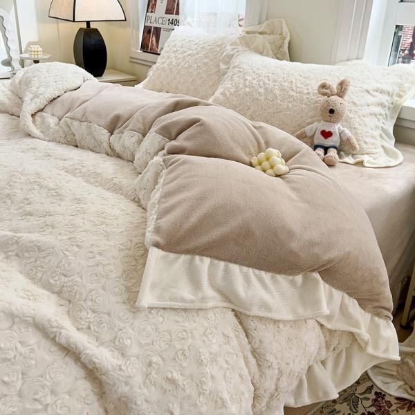 2023 Hot Lace Rose Rabbit Plush Four-Piece Set Comforter Set with Solid Pattern Type