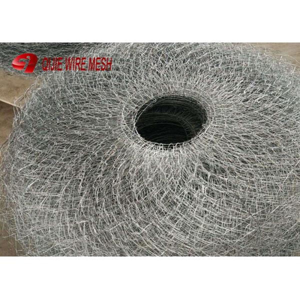 El negro recuece la cesta de alambre de la bola de raíz para los árboles o planta los transportes de Rootball