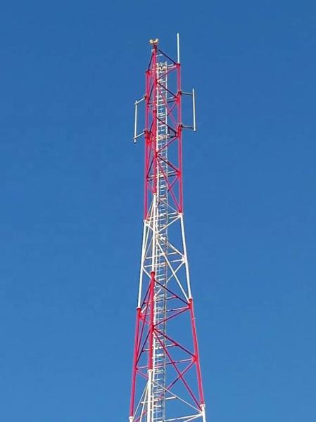 As telecomunicações de aço tubulares elevam-se com o mergulho quente galvanizado e os suportes