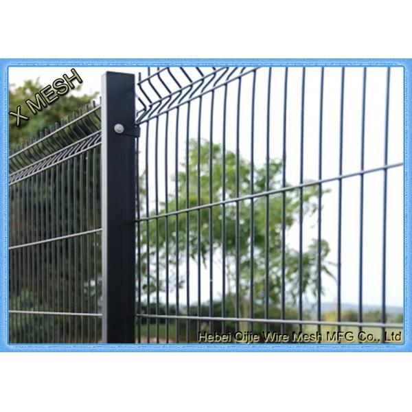 Зеленый порошок покрыл сталь проволочной изгороди панелей загородки ячеистой сети покрытую периметром сваренную