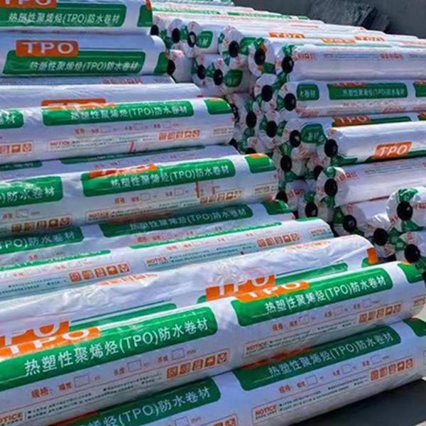 Le film de rouleau de membrane de toiture imperméable au TPO avec une forte plasticité a une excellente résistance aux intempéries