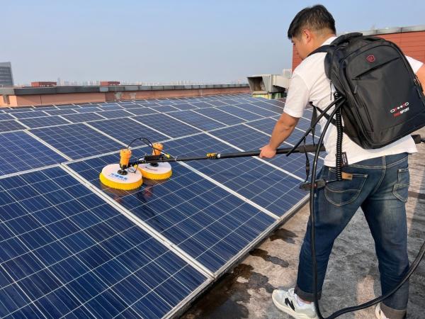 Término comercial Fob cabeça de rolos duplos painel solar de limpeza escovas rotativas com pólo alimentado com água