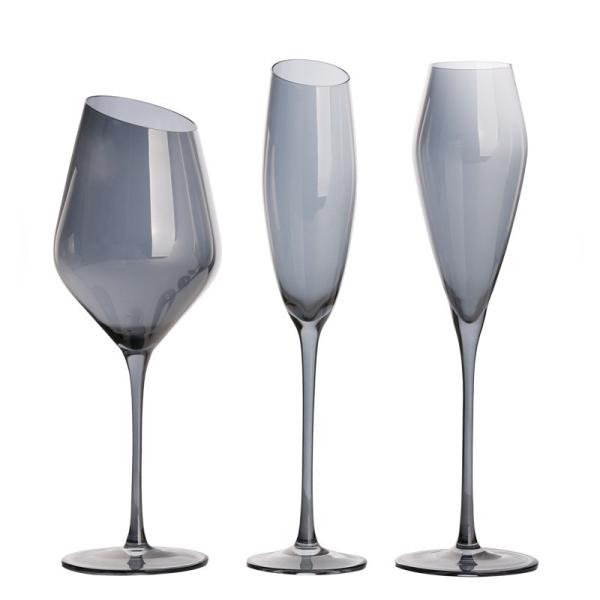 Vidros de vinho de cristal fumarentos da haste longa clássica com produto comestível do filtro