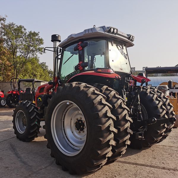 China-made tractors/YTO diesel engines, tractors with good reliability, large torque reserve, low fuel consumption, and high economic efficiency; farm tractors