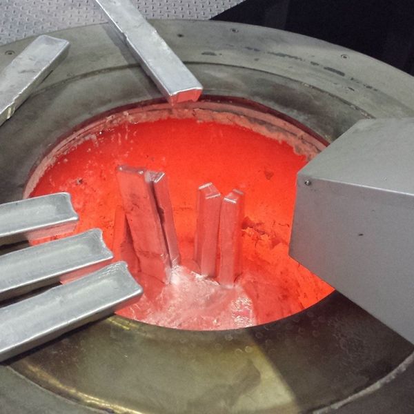 Customized Top Diameter Aluminum Holding Furnace with Immersion Heater and Temperature Range of 500-1000°C