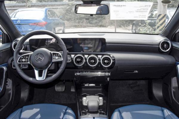 Mercedes-Benz A 200 L voiture donggan de l'espace des sièges 3 de la porte 5 de la version 4 de berline de sport