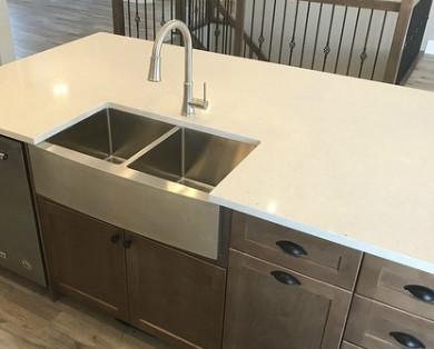 Commercial 16 Gauge Stainless Steel Sink With Apron 32-7/8 Lx20Wx10 H