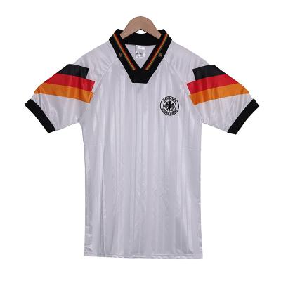 Le maillot de football allemand 1992 est léger et très confortable.