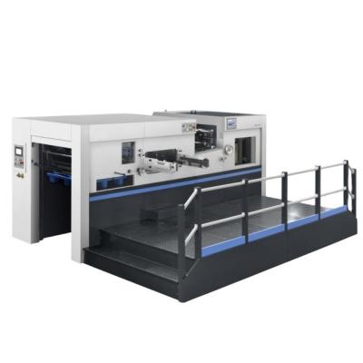 Máquina cortando da caixa ondulada do cartão para caixas