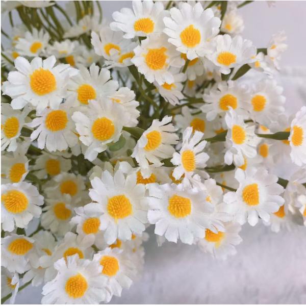 Wholesale from the manufacturer of ins chamomile artificial flower bouquets, small daisies, artificial flowers, living room decoration, table flowers, and decorative bouquets