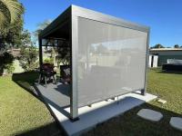Pergolas de alumínio bioclimático motorizadas com painel solar retrátil de telhado