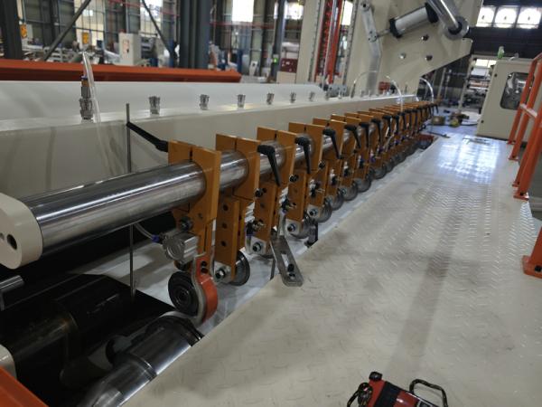 Se trata de una herramienta de corte automático de papel Jumbo de 300 m/min 380 V.