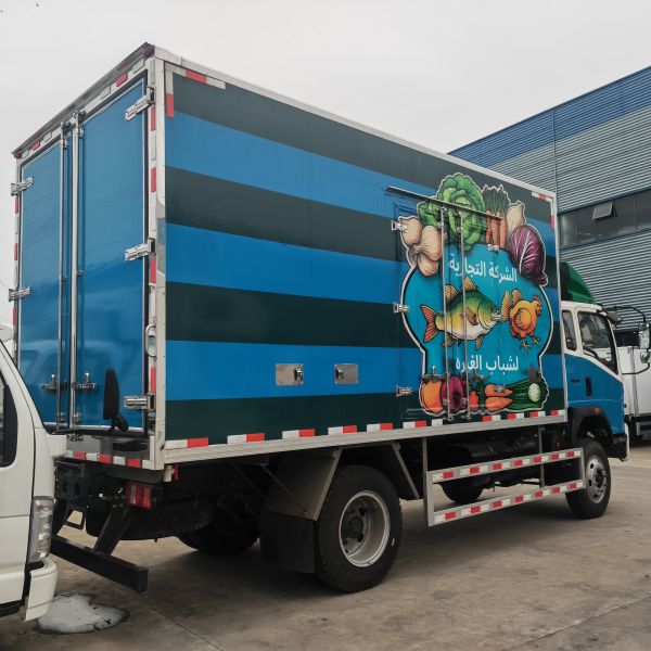 Howo 4*4 Box Truck Van Small Refrigerated Live Fish Transport Camion Refrigerado Truck
