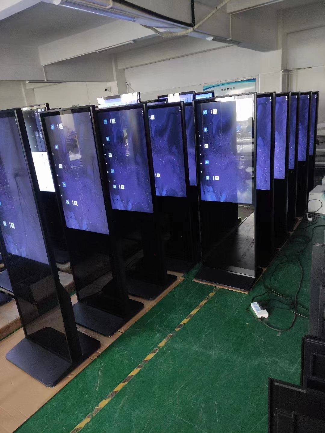 LCD цифровой рекламный игрок с бесплатным Cms интерактивный сенсорный внутренний тотем