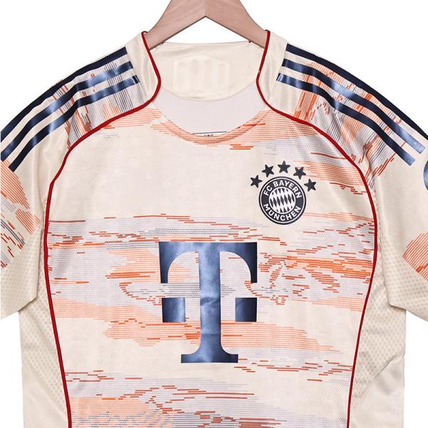 Le nouveau maillot de la saison 2025-2026 du Bayern Munich supporte la personnalisation du groupe.