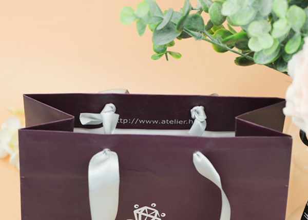 Bolsas de papel respetuosas del medio ambiente laterales llenas con las cuerdas del logotipo y de la cinta de la laminación de Matt