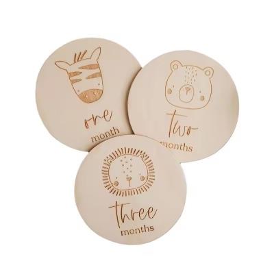 Nouveau-né bébé douche cadeau personnalisé coupe laser dessin animé animal mensuel bébé en bois jalon
