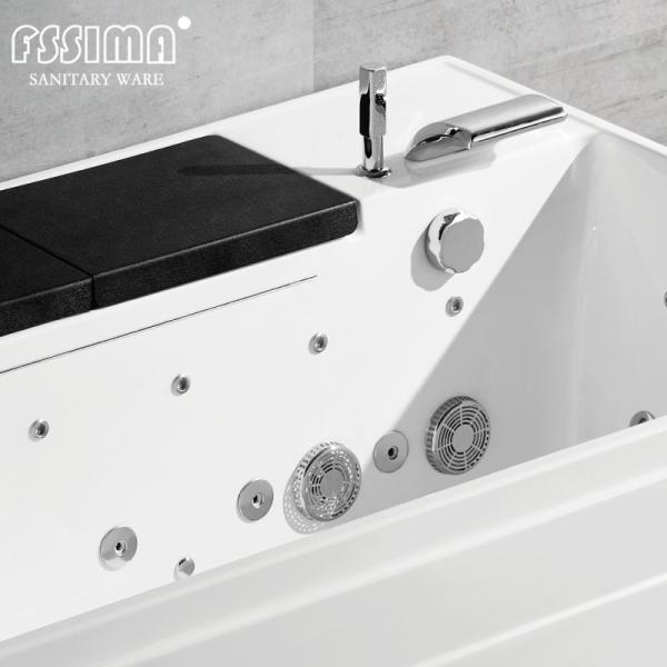 A banheira do redemoinho da cachoeira do diodo emissor de luz 6 pés faz massagens termas luxuosos anda em umas cubas