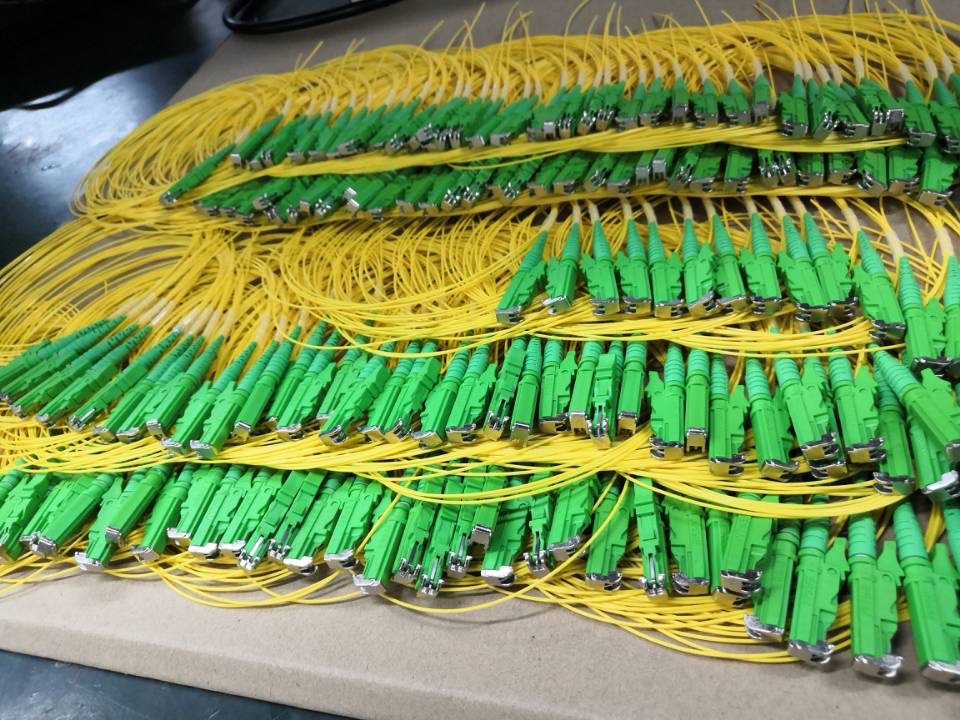 Метра отрезка провода оптического волокна SM APC G652D мультимодный 2 для сети FTTH