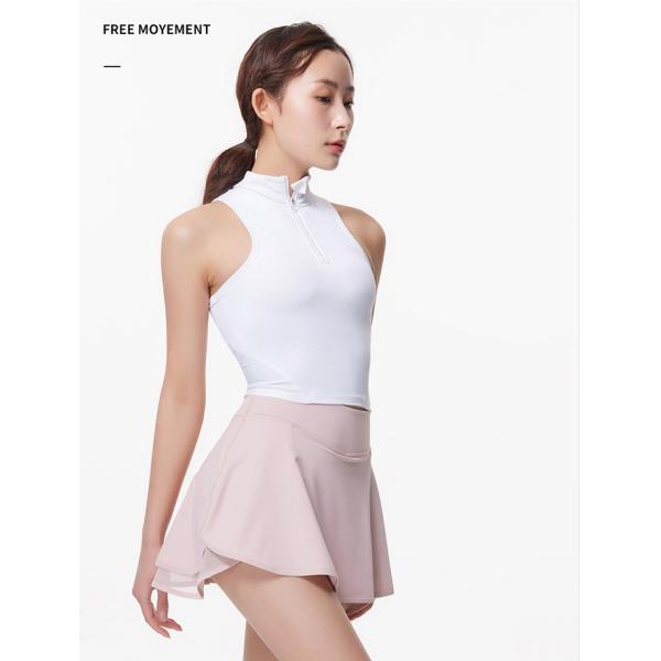 Краткость женщин печати логотипа обходит случайные на открытом воздухе спорт девушки обходят тонкий подходящий теннис бадминтона