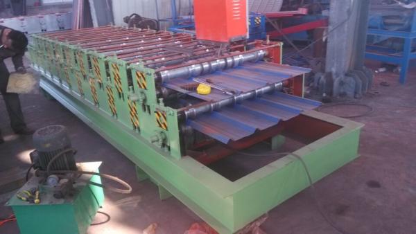 O rolo do telhado do metal que forma a máquina, colore a folha do telhado da chapa de aço que faz a máquina