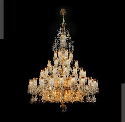 Les halls des hôtels haut de gamme Grands chandeliers de cristal