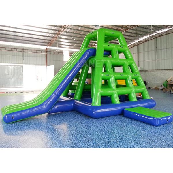 Скольжение воды раздувной водонапорной башни спорт Аква плавая взбираясь для моря