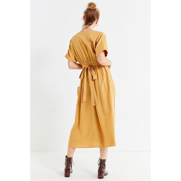 Robe de toile de femme de décolleté en V d'enveloppe du plus défunt or maxi longue avec des poches