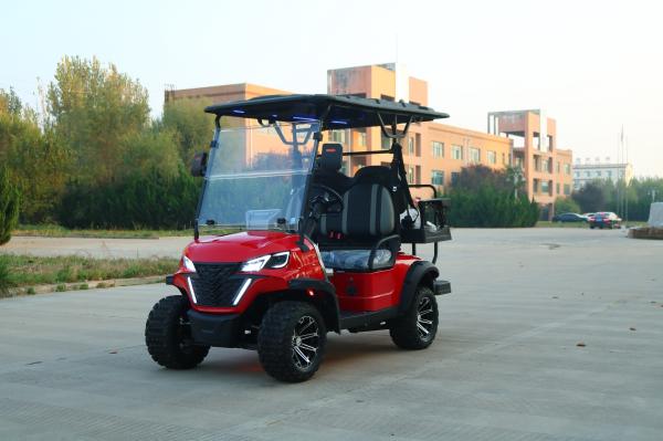 Le chariot de golf tout-terrain électrique à batterie de lithium rouge peut accueillir quatre personnes et supporte la personnalisation