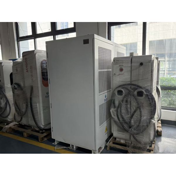 720kW integrated energy storage & charging system with standard liquid-cooled charging guns, enabling sustained high-power fast charging for heavy-duty vehicles.