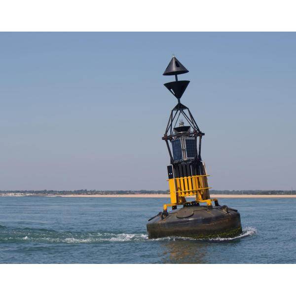 Плавая морская отметка ставит бакены системы проверки качества воды канала океана