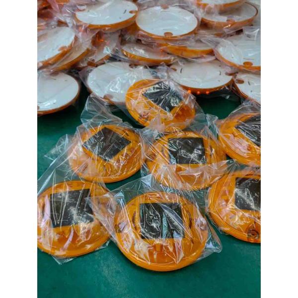 Round Plastic Solar Road Studs Solar Powered Road Reflectors LED Cat Eyes Light