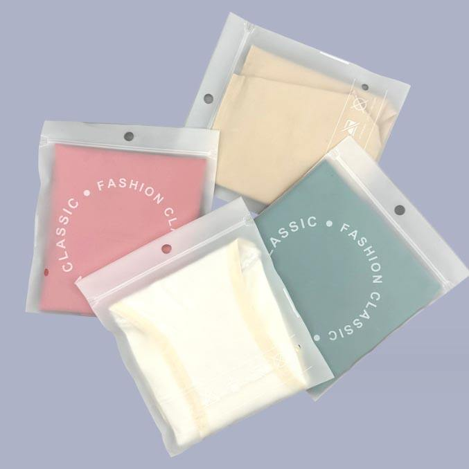 Wholesale custom clothing bags, zipper locks, self-sealing bags, and matte zipper bags for clothing packaging can be customized in size