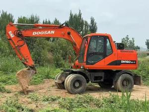 使用済みのDoosan DH150 ホイール式油圧ショベル、良好な状態