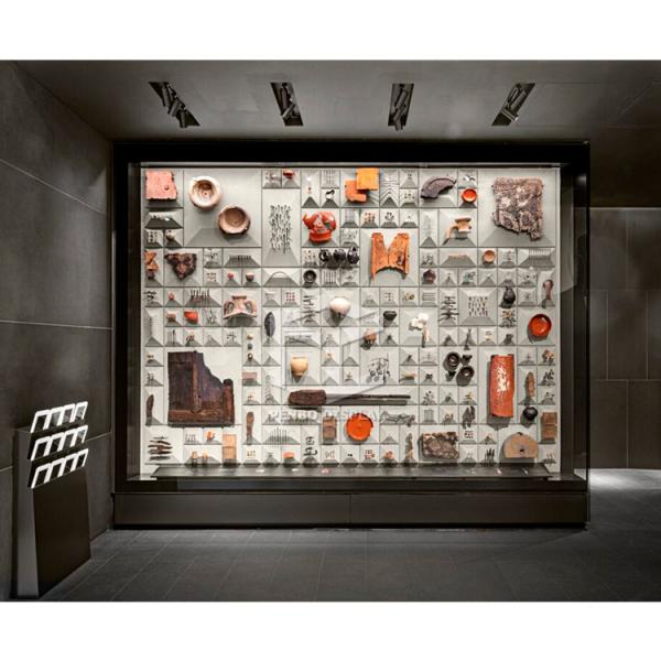 Contador del escaparate de la exhibición del museo del OEM