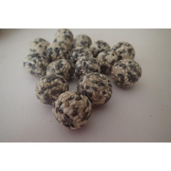 Черный белый сезам покрыл испеченных арахисами хрустящих шутих арахиса морской водоросли