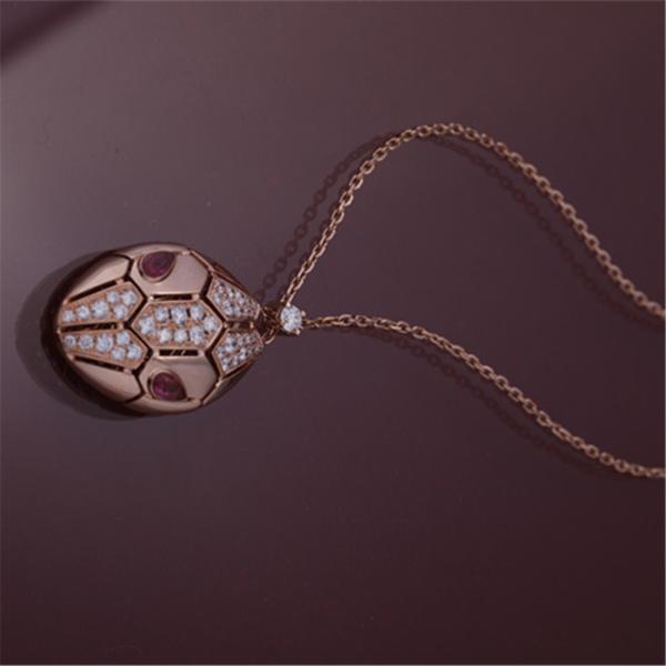 Римское ожерелье Serpenti в 18 kt подняло золото установило с глазами rubellite и с диамантами pavé на голове