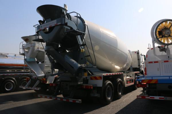 8×4 12m3 - 16m3 Concrete Mixer Truck Sinotruk Howo With External Force Resistance