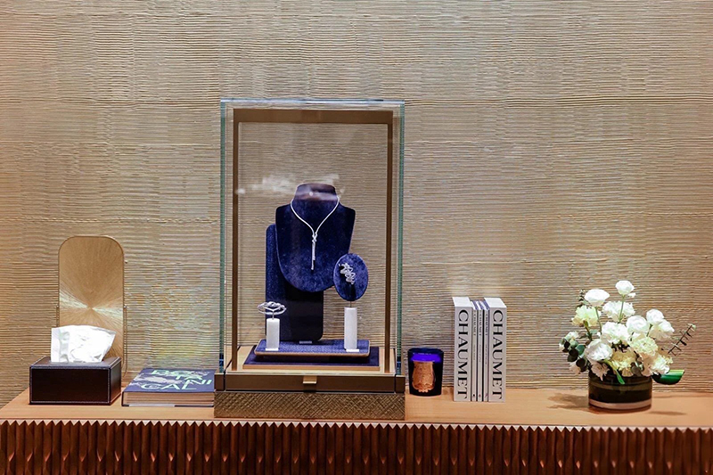 Modern Light-Luxury Style Jewelry Showroom with Ultra-Clear Tempered Glass and Full-Store Custom Design